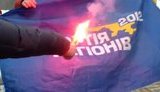 В Хмельницком под памятником Шевченко сожгли флаг Партии регионов. ВИДЕО (обновлено)