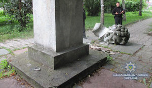 Руйнування пам'ятника Пушкіну в Золочеві сталося з природних причин, - Нацполіція. ФОТО