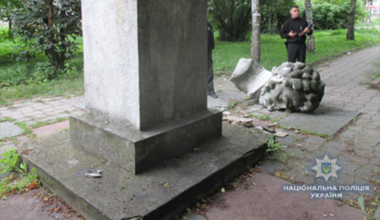 Руйнування пам'ятника Пушкіну в Золочеві сталося з природних причин, - Нацполіція. ФОТО