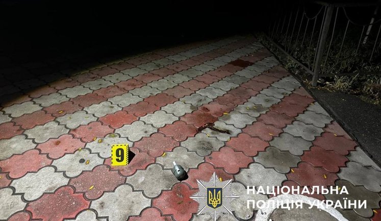Одессит бросил страйкбольные гранаты в компанию под окнами - мужчину госпитализировали и против него открыто дело. ФОТОРЕПОРТАЖ