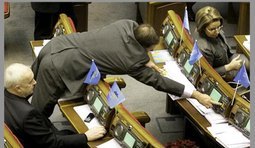 Чем же он свою кнопку нажимает..? Не может быть!!!Україна має таланти!!!