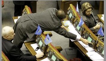 Чем же он свою кнопку нажимает..? Не может быть!!!Україна має таланти!!!
