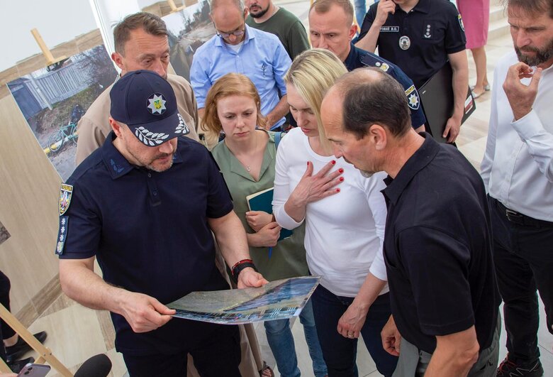 Посол США в Україні Брінк відвідала Бучу 05