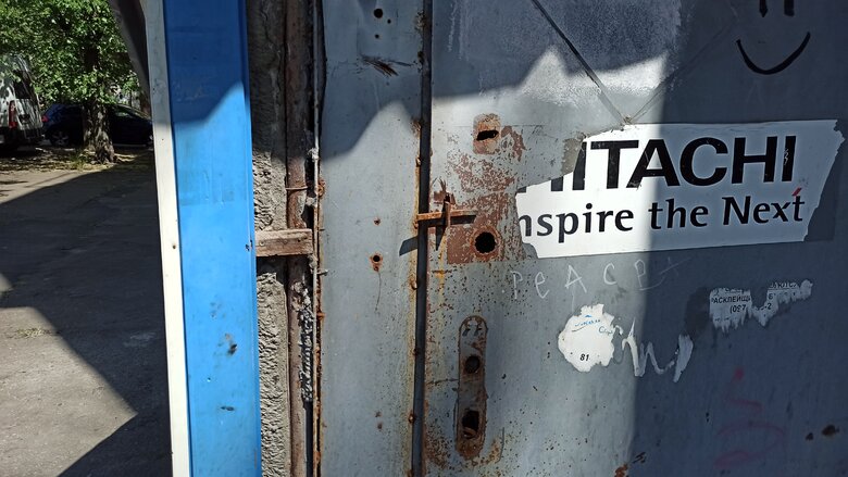 Зачинені двері, кодові замки та записки з телефонними номерами: як потрапити до укриттів у Києві 02