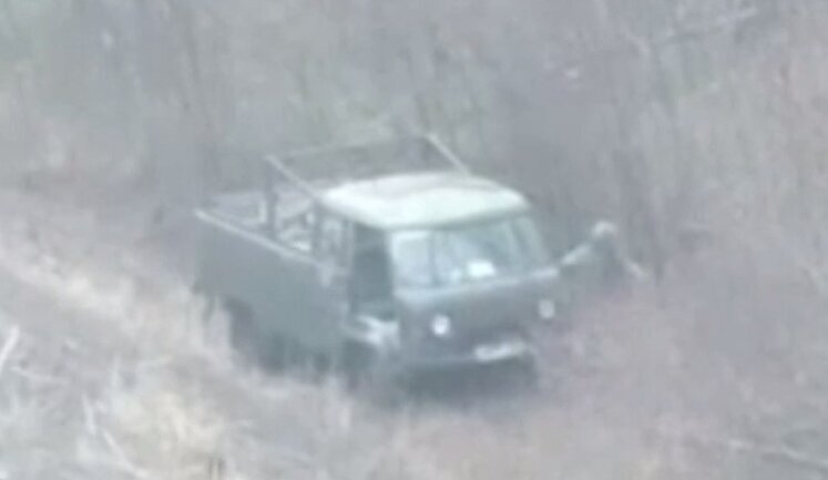 Бійці 32-ї ОМБр дроном знищили ворожу "буханку" з боєприпасами. ВIДЕО