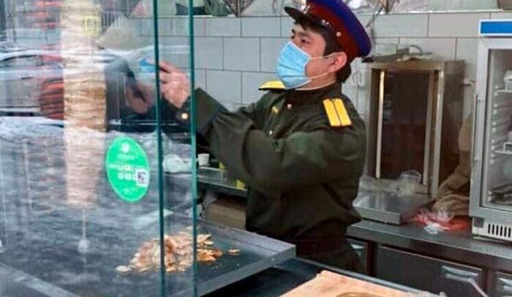Шаурмятню в Москве назвали в честь Сталина: на раздаче "сотрудники НКВД". ФОТОрепортаж