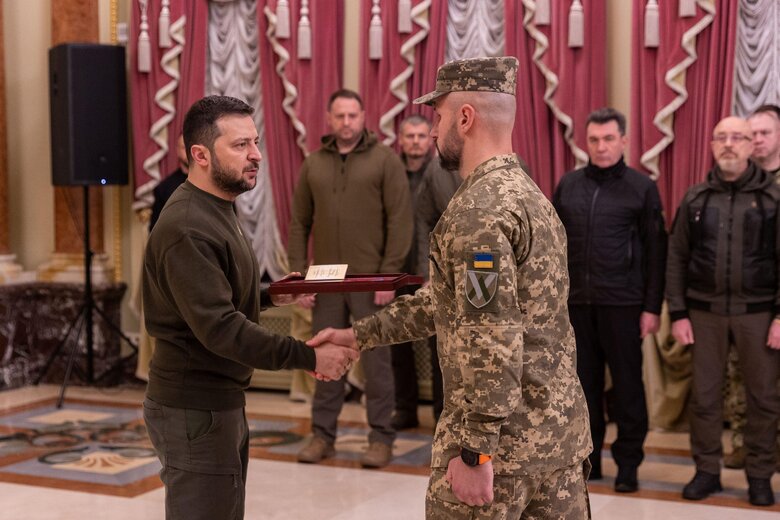 Герой України Євген Соловйов про вильоти в Маріуполь: Все було у вогні, почув потужний вибух, почали втрачати висоту, праворуч літали снаряди 03