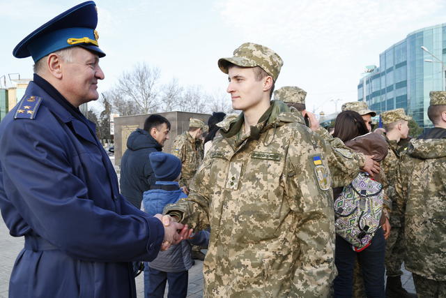 Випускники одеської Військової академії отримали лейтенантські погони 13