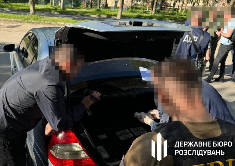 Правоохоронець тричі намагався переправити через кордон двох ухилянтів