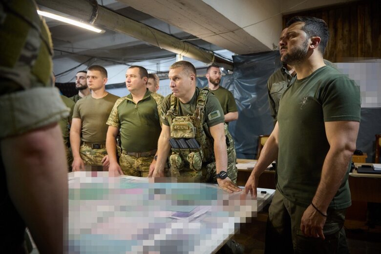 Зеленський відвідав бригади, які ведуть наступальні дії в межах ОТУ Соледар 01