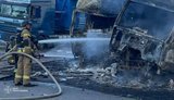 Росіяни атакували Прилуччину: поранено чоловіка, згоріло вантажне відділення Нової пошти і 6 авто. ФОТОрепортаж