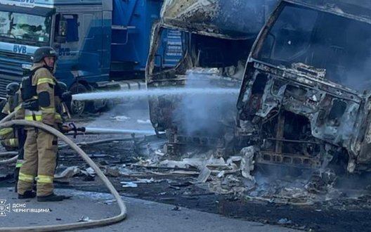 Росіяни атакували Прилуччину: поранено чоловіка, згоріло вантажне відділення Нової пошти і 6 авто. ФОТОрепортаж
