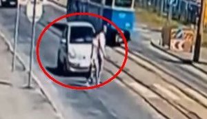 От удара подбросило в воздухе: автомобиль сбил семейную пару прямо на пешеходном переходе в Виннице. ВИДЕО