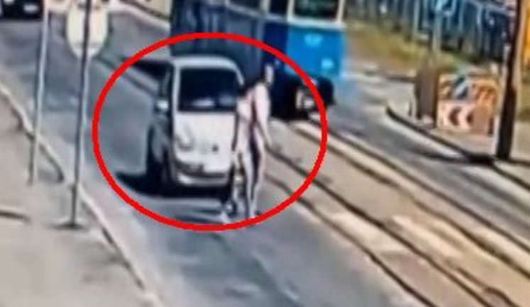 От удара подбросило в воздухе: автомобиль сбил семейную пару прямо на пешеходном переходе в Виннице. ВИДЕО