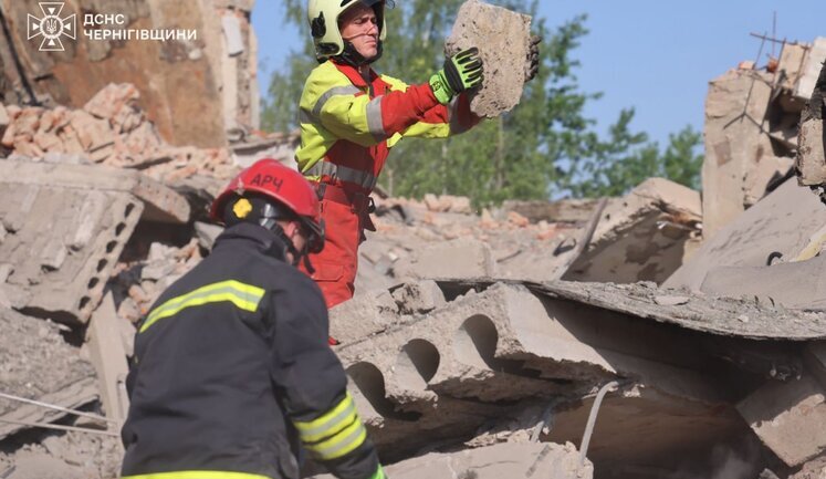 Russian attack on Chernihiv: body of deceased person recovered from rubble, - State Emergency Service. PHOTO