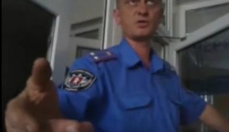 Милиция, ссылаясь на указ Януковича, усиленно борется с украинцами в шортах: "Схватили и вытолкали из райотдела". ВИДЕО