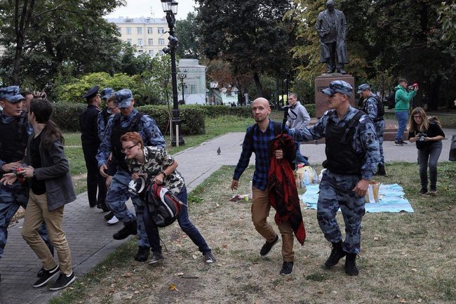 Бессрочный протест в Москве продлился недолго: участников задержали 01