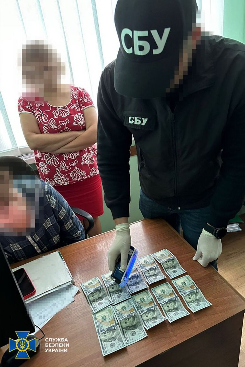 Затримано заступника воєнкома в Херсоні та голову ВЛК на Прикарпатті, які заробляли на ухилянтах, - СБУ 04