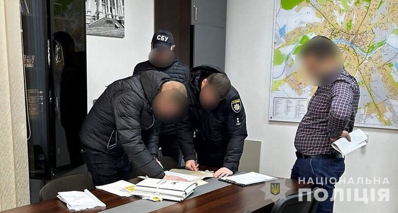 Обшуки в Ужгородській міськраді: посадовцям та підряднику повідомлено про підозру в розкраданні бюджетних коштів, збитки - 700 тис. грн, - Нацполіція 03
