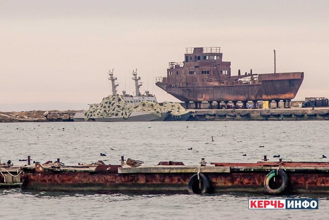 Захваченные украинские катера Бердянск и Никополь остаются в оккупированной Керчи 01