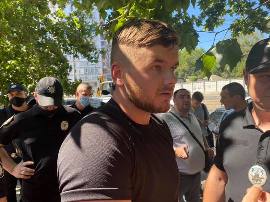 Неизвестные напали на Стерненко под судом в Одессе, - Маси Найем 01