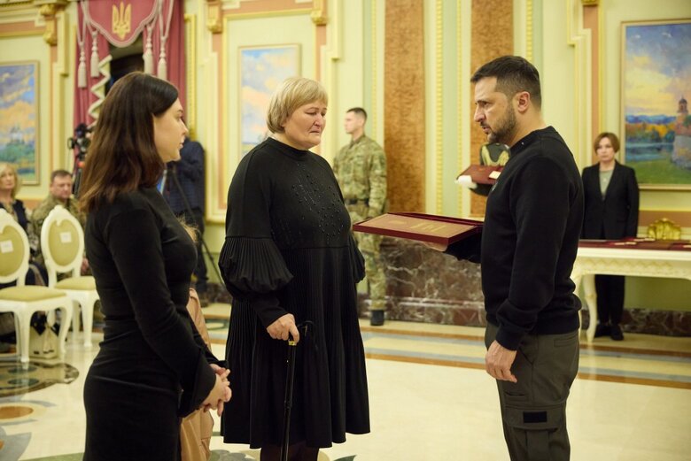 Зеленський вручив військовим та рідним загиблих героїв ордени Золота Зірка й сертифікати на квартири 02