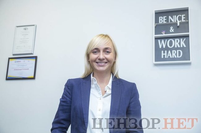 Нардеп від Голосу Олександра Устінова: У законопроєкті, який зайшов президенту, написано, що не лише співробітники СБУ, а і їхні родичі можуть не подавати декларацій 01 Нардеп від Голосу Олександра Устінова: У законопроєкті, який зайшов президенту, написано, що не лише співробітники СБУ, а і їхні родичі можуть не подавати декларацій 01