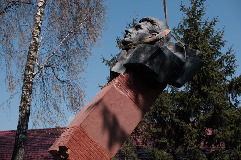 Два радянські пам’ятники демонтували у Чернівцях 05
