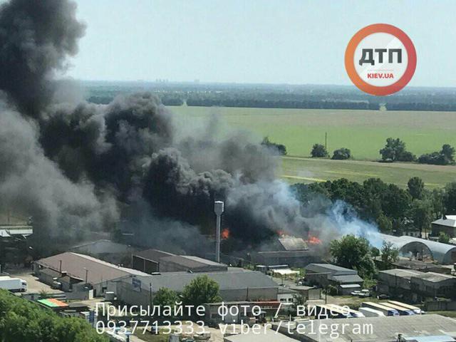 Масштабна пожежа в Броварах: спалахнули склади з пальним 02