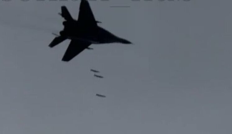 Пілот українського МіГ-29 авіабомбами GBU-39 знищує польовий пункт управління окупантів на півдні України. ВIДЕО