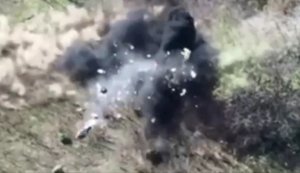 Куски оккупанта летят в разные стороны после прямого попадания украинского дрона-камикадзе. ВИДЕО
