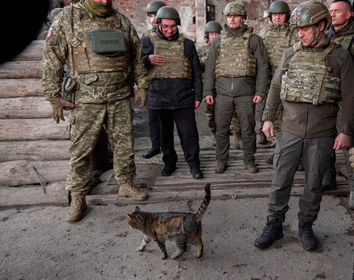 Зеленский опубликовал фото из Донбасса с котом 01