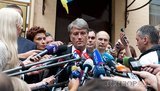 Ющенко дворами вывели из Печерского суда. Люди скандировали: "Ющенко - на нары!" и забросали его авто яйцами