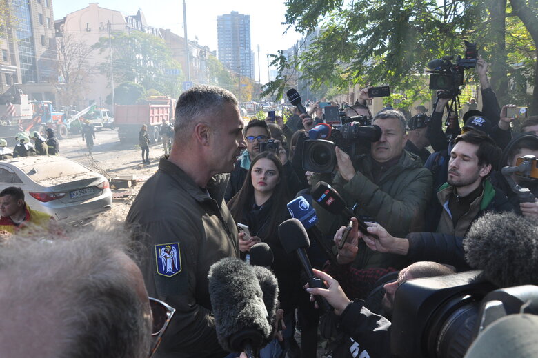 At site of kamikaze drone attack in Kyiv, rubble is being cleared 38