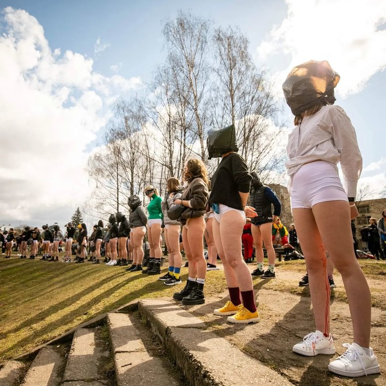 У Вільнюсі біля посольства РФ відбулась акція проти зґвалтувань та знущань російських окупантів в Україні 03