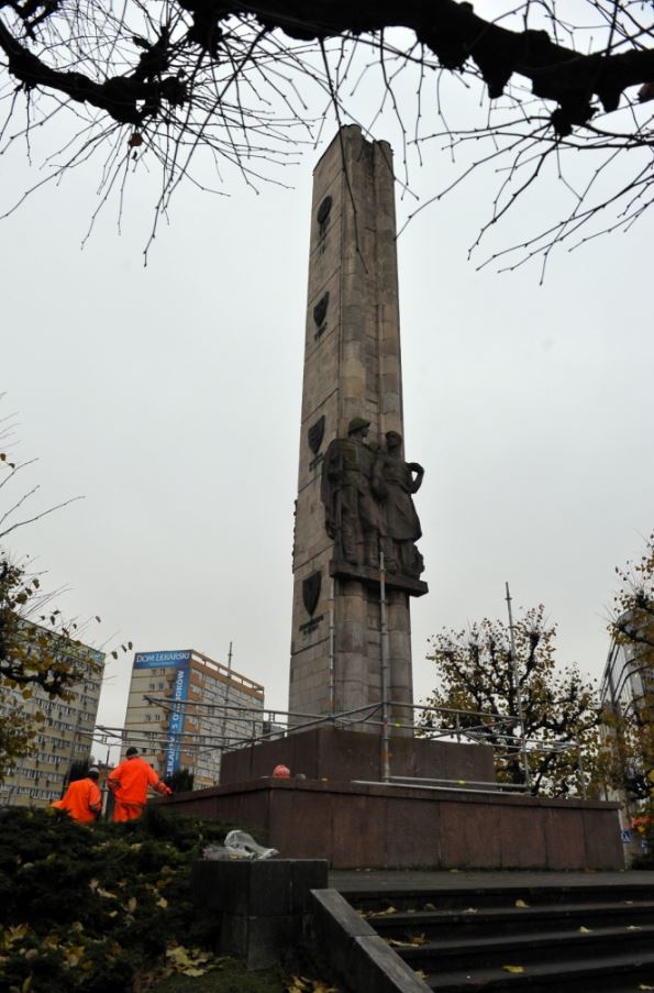 Памятник подяки Червоній армії демонтують у польському Щецині 01 Памятник подяки Червоній армії демонтують у польському Щецині 01