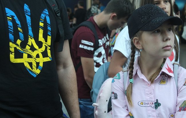 Діти загиблих українських вояків вирушили до Франції 02