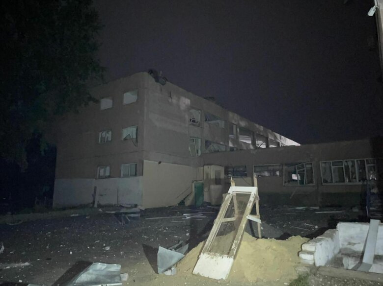 В Лозовой ракетными ударами разрушены школа и детсад 03