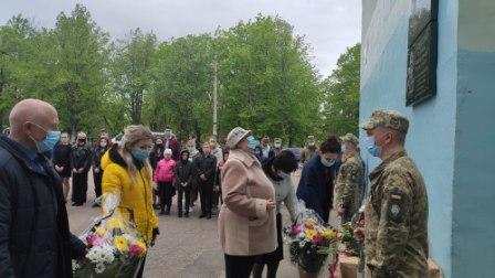 У Синельниковому на Дніпропетровщині відкрили меморіальні дошки пятьом загиблим у зоні АТО воїнам: вони були серед перших мобілізованих на захист України 15
