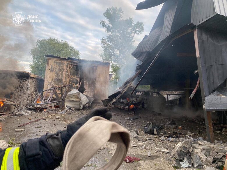 Наслідки ворожого обстрілу Києва