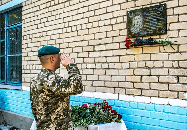Меморіальну дошку загиблому на Донбасі матросу Денисові Юшку відкрили на Миколаївщині 06