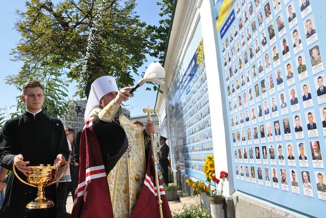 Стену памяти героев в Киеве обновили и освятили 04