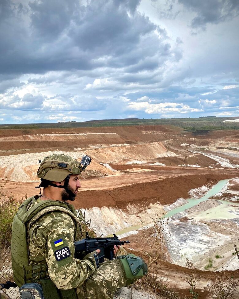 Позивний Армані: Ми у Бахмуті бачили, як вночі діти гріються біля діжок з вогнищем та з батьками готують їжу. Там реально картина, як із якогось фільму жахів 03