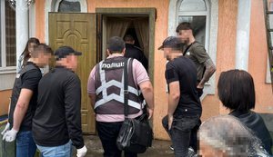 З Вірменії екстрадовано організатора шахрайської схеми, через яку волонтери втратили понад 20 млн грн. ФОТОрепортаж