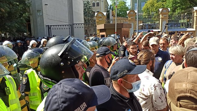 Столкновения митингующих с правоохранителями на акции Остановим капитуляцию под Офисом Президента 02