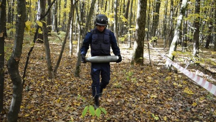Ніч на арсеналі під Ічнею минула спокійно: триває гасіння осередків пожежі та розмінування території, - Міноборони. ФОТОрепортаж