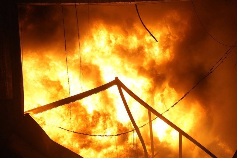 горять склади на Одещині після обстрілу