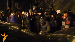 "Титушки" взяли в осаду офис ПР, требуя денег за "антимайдан": "Там сумасшедшая сумма получается - больше $1000 каждому". ВИДЕО