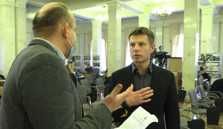 Нардеп "ЕС" Гончаренко интересовался возможностью въезда российских актеров, одобряющих оккупацию Крыма. Он уверяет, что просто хотел узнать, а не просил впустить. ВИДЕО