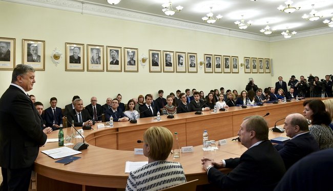 Порошенко вручив президентські премії молодим ученим 01
